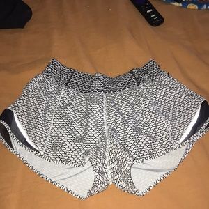 Lululemon Hottie Hot shorts 2”